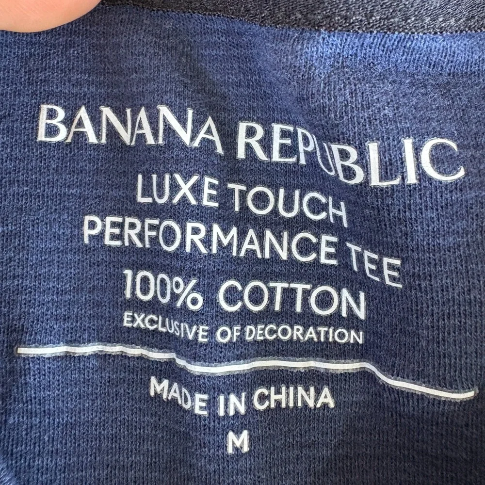 Banana Republic Luxury Touch T Shirt Mens M Blue Cotton Side Slits Standard Fit